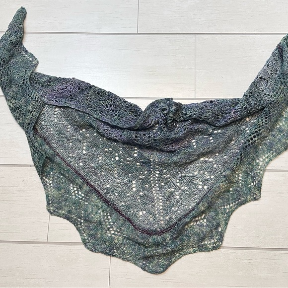 Elegant Gray Lace Shawl - Picture 2 of 4